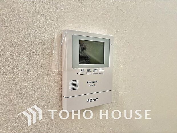 誰が来てもわかる様にモニター付きインターホンを設置。家事導線を考慮した個所に設置し、防犯性と利便性に優れ快適と安らぎを合わせた優しい設計。