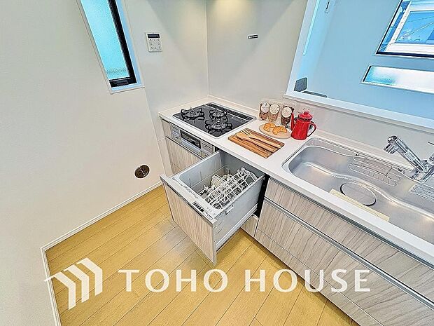 「ビルトインタイプ食器洗乾燥機」通常の手洗いでは使用出来ないほど高温のお湯や高圧水流を使うことにより汚れを効果的に落とすことができる。