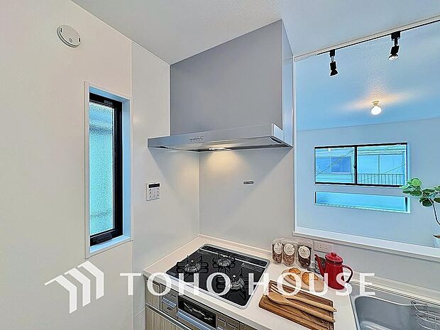 昨今主流のスリムタイプのレンジフード。そのスタイリッシュな見た目から、インテリアとしても高い人気がある型です。また、スリム型の大きなメリットとして、掃除のしやすさがあります。