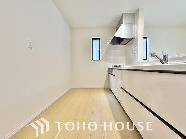 キッチンの収納は、デッドスペースになりやすい箇所を有効活用できる、スライド式収納を採用しました。