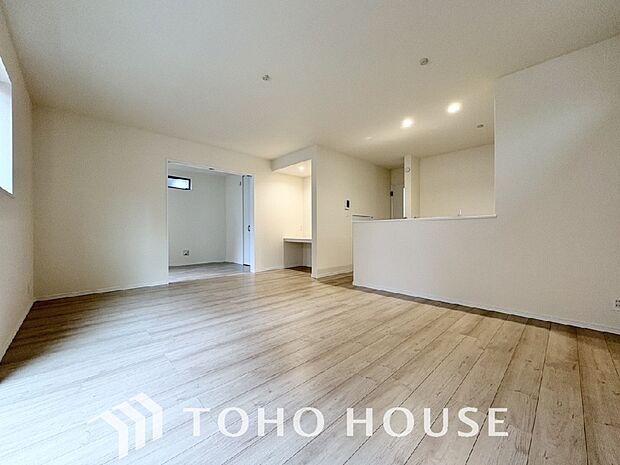 光が注がれる青い空から鮮やかに赤色にゆっくりと染まる。そんな優しい時間がここでは流れてゆく。