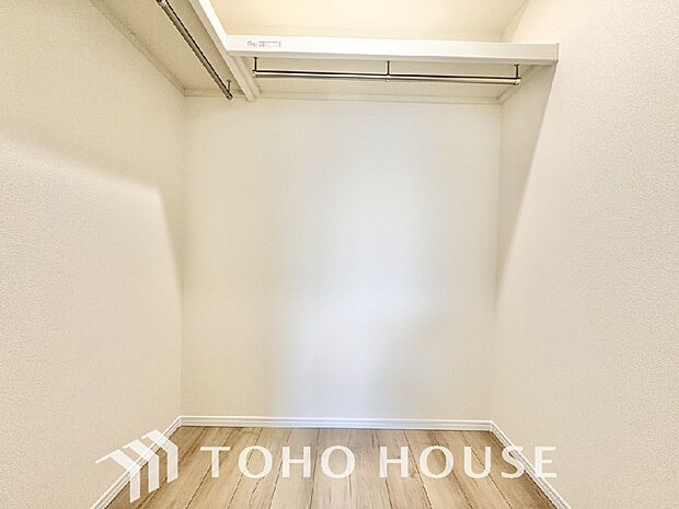 建物内部の収納には拘りました。共有部分に設けた収納。お荷物が多い方にも安心です。