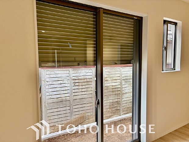 戸建にも防犯機能のシャッターを完備しております。寒い冬でも中から開閉がラクラクな所も便利です。