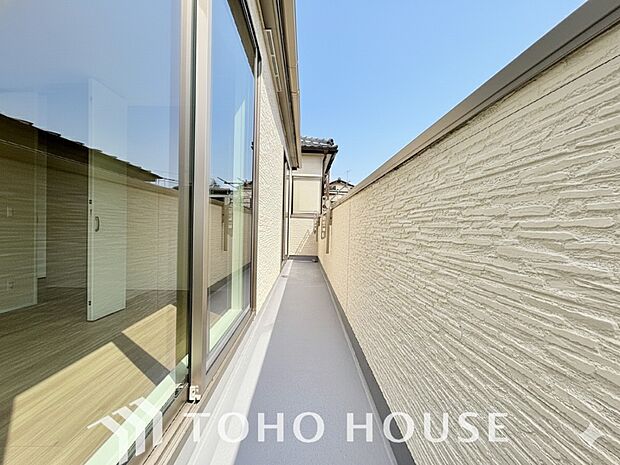 頬をなでる優しい風を感じることが出来るバルコニー。つい深呼吸をしたくなる気持ちの良い眺望です。