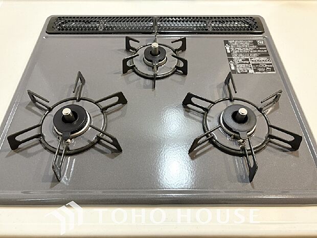 毎日料理をする、料理が好き、家族が多くて量を作る必要がある、等の方々にとっては必須の3口コンロ。同時進行で効率アップはもちろん鍋を移動する回数が減り、無駄な動きを軽減することが出来ます。