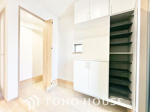 人を迎え入れる最初の場所だからこそ、清潔感が大事。ゆとりあるシューズインクロークも設置しました。