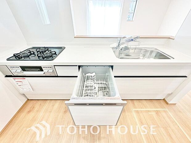 夫婦そろってキッチンに立っても調理がしやすく余裕の広さ。家事をしながら会話も弾みます。