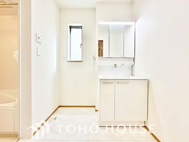 身だしなみのチェックがしやすい大きな鏡、下には収納がたっぷり。スッキリとした空間を演出いたします。