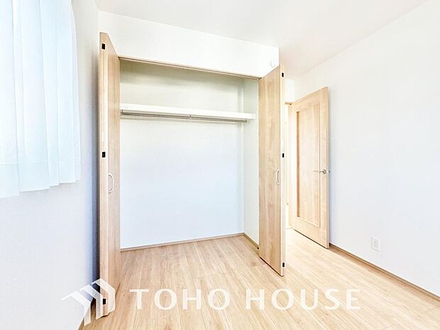居室にはクローゼットを完備し、自由度の高い家具の配置が叶うシンプルな空間です。