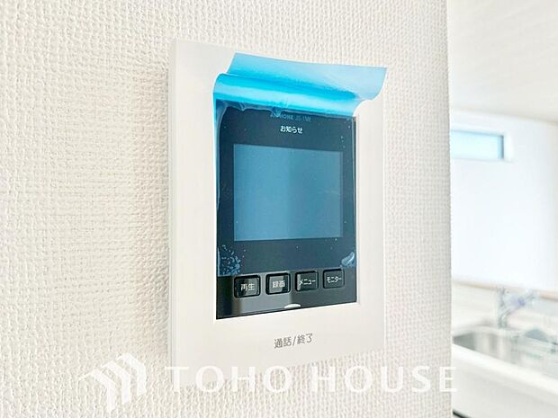 誰が来てもわかる様にモニター付きインターホンを設置。家事導線を考慮した個所に設置し、防犯性と利便性に優れ快適と安らぎを合わせた優しい設計。