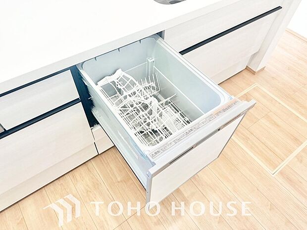 「ビルトインタイプ食器洗乾燥機」通常の手洗いでは使用出来ないほど高温のお湯や高圧水流を使うことにより汚れを効果的に落とすことができる。