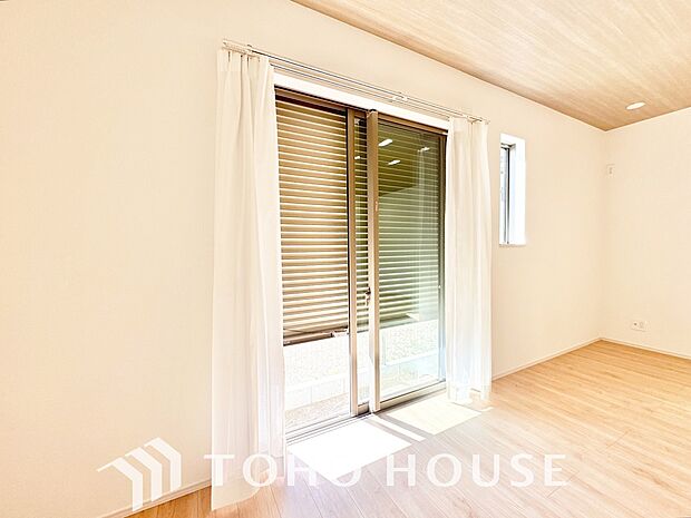 戸建にも防犯機能のシャッターを完備しております。寒い冬でも中から開閉が可能ですのでラクラクな所も便利です。