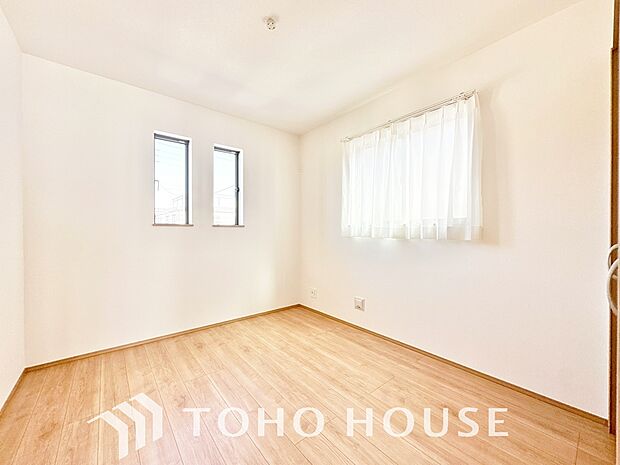 家具の配置のし易い室内です。趣味の部屋としても充分な広さを確保しております。