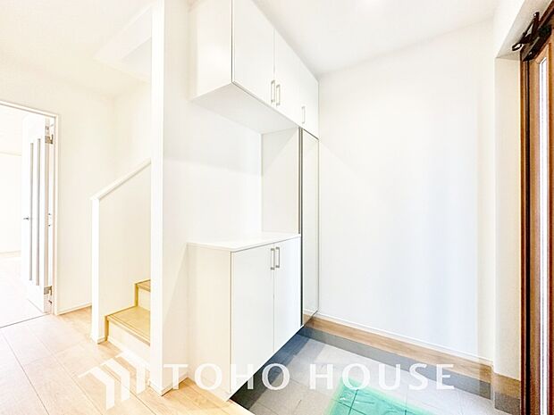 玄関そばの廊下収納。日用品のストックや防災グッズを置いたりと、何かと便利に使えます。