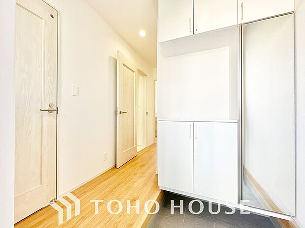 毎日みんなを見送り、そして迎え入れる場所だから。帰りたくなる家をテーマに設計した、自慢の玄関です。