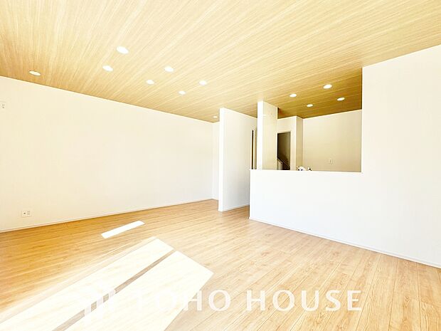 光と風があふれる開放的なリビングダイニングには自然と家族みんなが集まってきます。