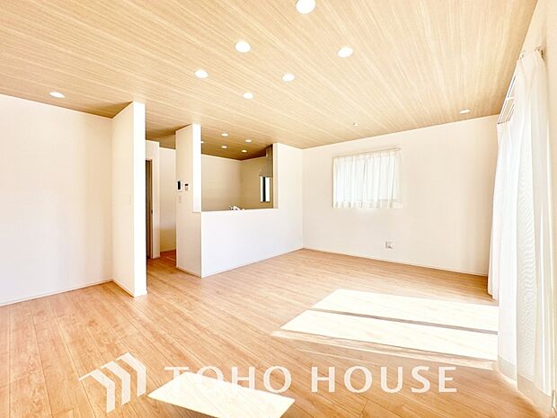 リビングも広く設け、訪れる人々を暖かく迎えてくれます。