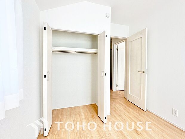 クローゼットを完備。家具の配置にも困らない設計がされており、採光と室内のバランスが絶妙です。