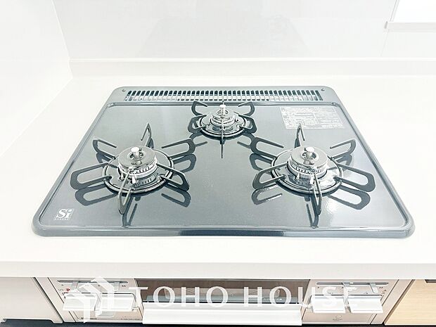3口コンロは一度に複数のお料理を作ることができるメリットがあります。毎日のキッチンタイムを効率よく。
