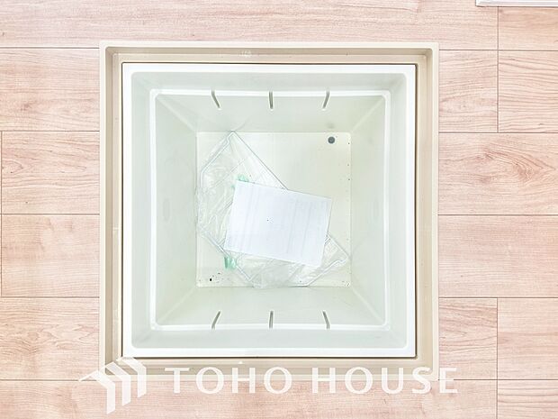 キッチン下部に設けた床下収納。缶詰のストックや非常食、梅酒や味噌などの保存食入れとして利用可です。