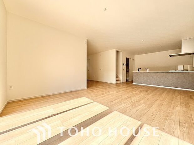 LDKでは家族が集まり、明るく穏やかな空気のなかで飲んだり、食べたり、笑ったり。