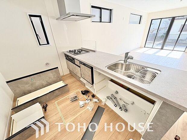 充実した収納スペースを搭載したシステムキッチンは、日々の家事がはかどります。