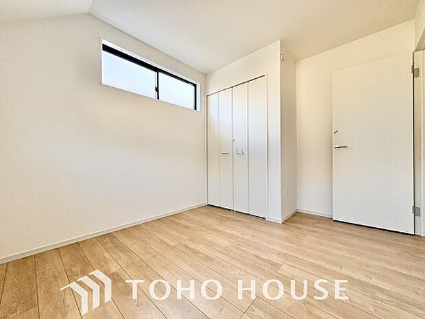 クローゼットを完備。家具の配置にも困らない設計がされており、採光と室内のバランスが絶妙です。