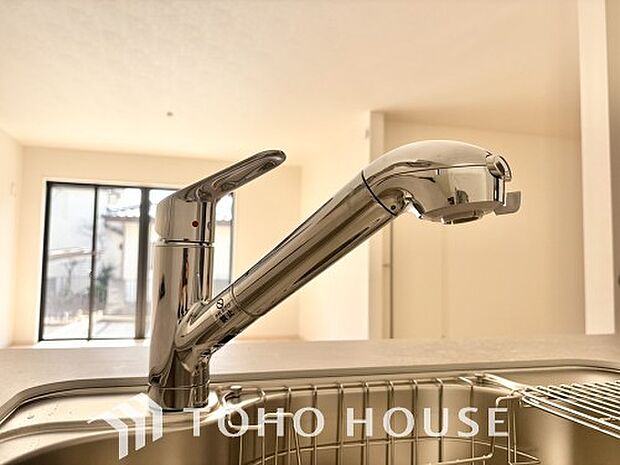 浄水器。ボタンひとつで浄水と原水に切り替えられる浄水器一体型水栓を使用。