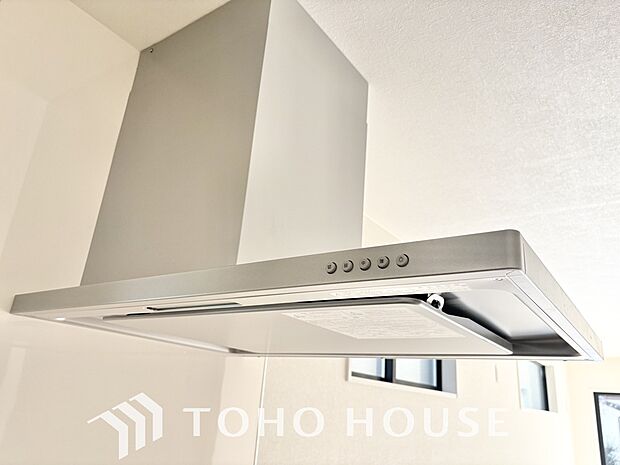 見た目すっきりのスリムタイプのレンジフード。掃除のし易さも◎です。