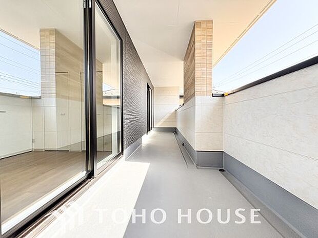 暖かい陽ざしが差込むバルコニーは、晴れた日には、洗濯物が良く乾きます。また、風通しも良好です。