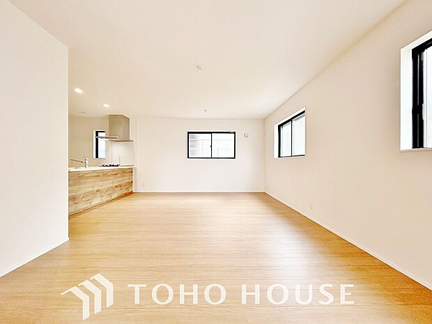 光と風があふれる開放的なリビングダイニングには自然と家族みんなが集まってきます。