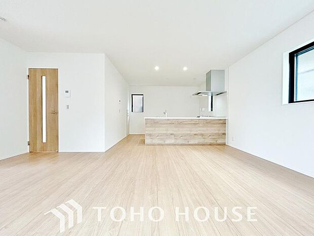 光が注がれる青い空から鮮やかに赤色にゆっくりと染まる。そんな優しい時間がここでは流れてゆく。