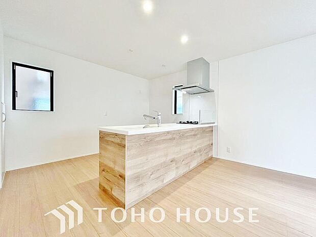 キッチンの収納は、デッドスペースになりやすい箇所を有効活用できる、スライド式収納を採用しました。