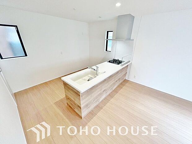 ご家族みんなで調理ができる位のスペースを実現したキッチン空間となっております。