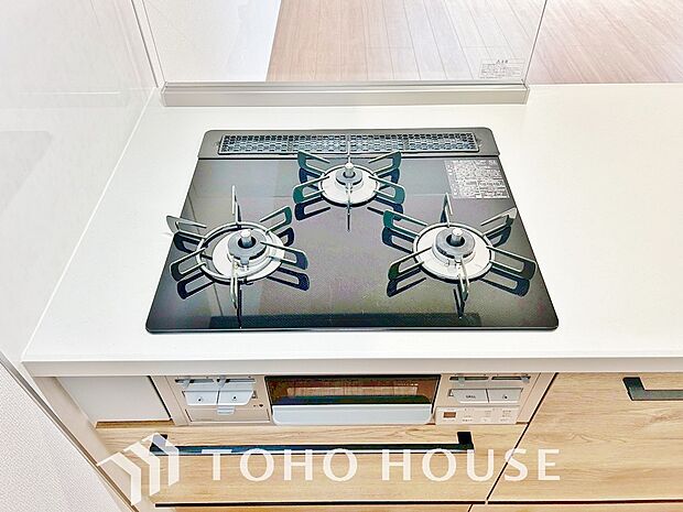 3口コンロは一度に複数のお料理を作ることができるメリットがあります。毎日のキッチンタイムを効率よく。