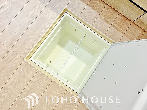 キッチン下部に設けた床下収納。缶詰のストックや非常食、梅酒や味噌などの保存食入れとして利用可です。