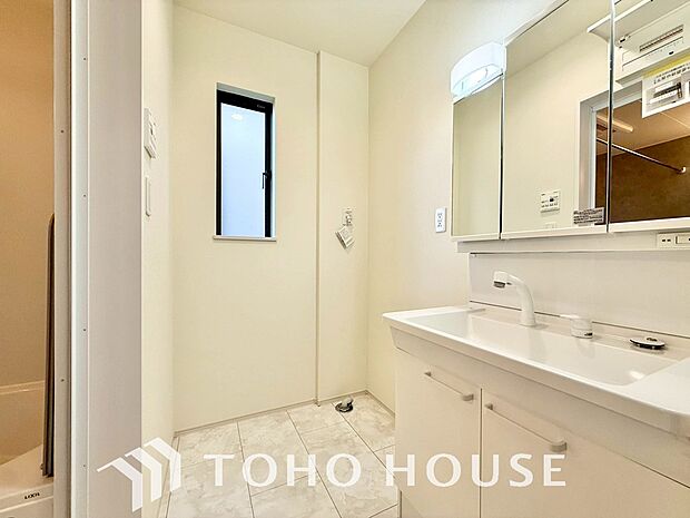 身だしなみのチェックがしやすい大きな鏡、下には収納がたっぷり。スッキリとした空間を演出いたします。