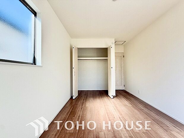 落ち着いたカラーの室内。インテリアやファブリックでお好みのテイストデザインを取り入れて頂けます。