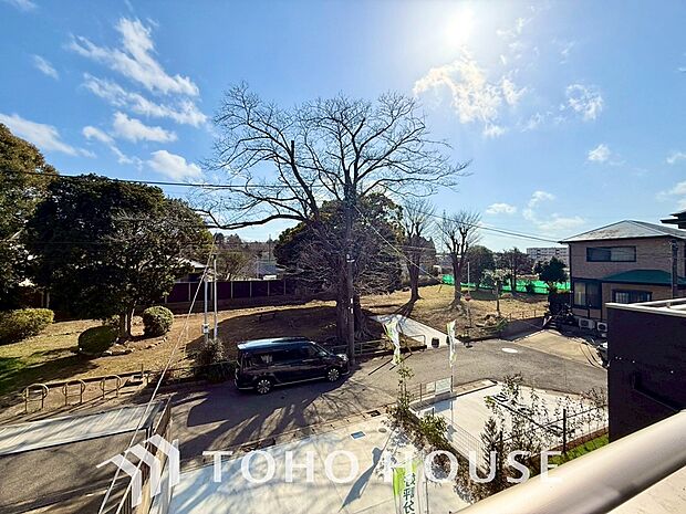 豊かな陽光に照らしだされる素敵な空間。季節を問わず華やいだ素敵な風景をお楽しみいただけます。