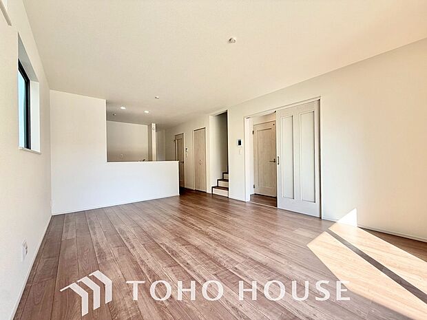 光が注がれる青い空から鮮やかに赤色にゆっくりと染まる。そんな優しい時間がここでは流れてゆく。