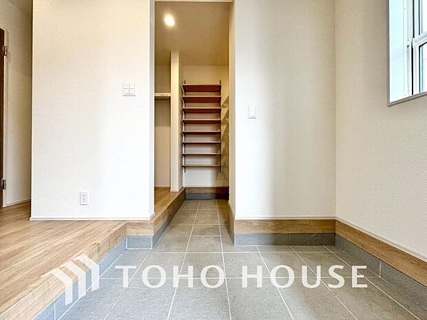 毎日みんなを見送り、そして迎え入れる場所だから。帰りたくなる家をテーマに設計した、自慢の玄関です。