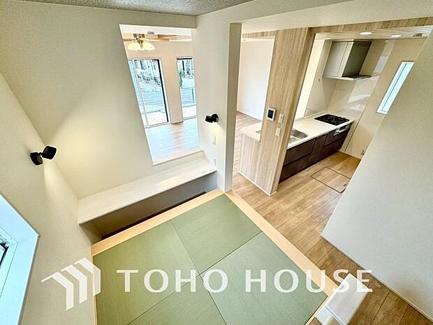 明るく穏やかな空気の中で飲んだり、食べたり、笑ったり。一日の中で多くの時間を過すことになるリビング。