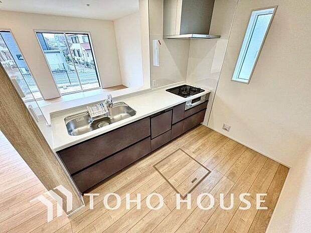 大型の冷蔵庫やレンジボードもしっかり置ける広々としたキッチンスペース。