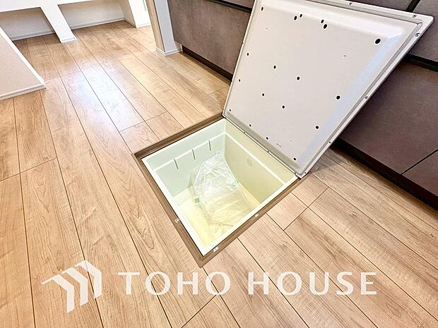 スペースを上手く活用した床下収納はあると何かと便利。食料のストック品はもちろん、掃除用具など。