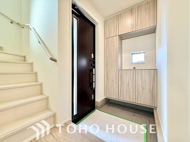 毎日みんなを見送り、そして迎え入れる場所だから。帰りたくなる家をテーマに設計した、自慢の玄関です。