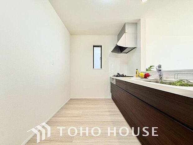 美しく使いやすいキッチン空間。優しい温もりを醸し出すキッチンは料理の為の配慮を随所に注ぎました。