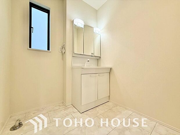 身だしなみのチェックがしやすい大きな鏡、下には収納がたっぷり。スッキリとした空間を演出いたします。