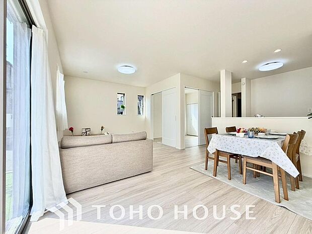 作り手の「気持ちの良いリビングでお過ごししていただきたい」という思いを感じさせます。