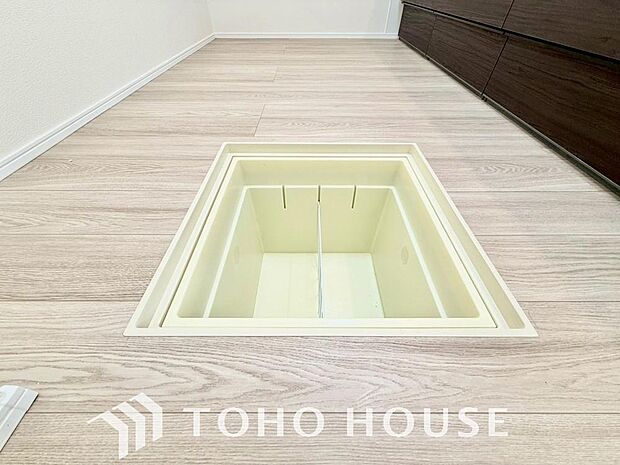 床下収納の場合は使っていない空間を有効利用するので、キッチンを狭くすることなく収納場所を増やせます。