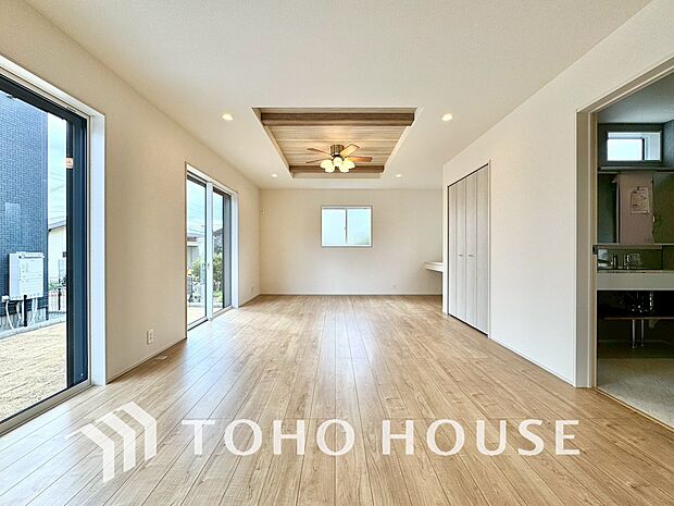 広いLDKでは家族が集まり一緒の時間を過ごせる工夫がされております。